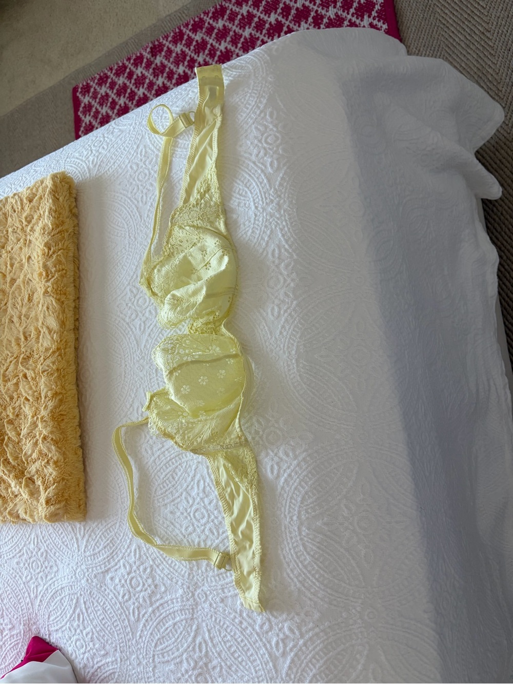 Simone Perele soft yellow lace bra size 36C. Like new - Picture 3 of 5